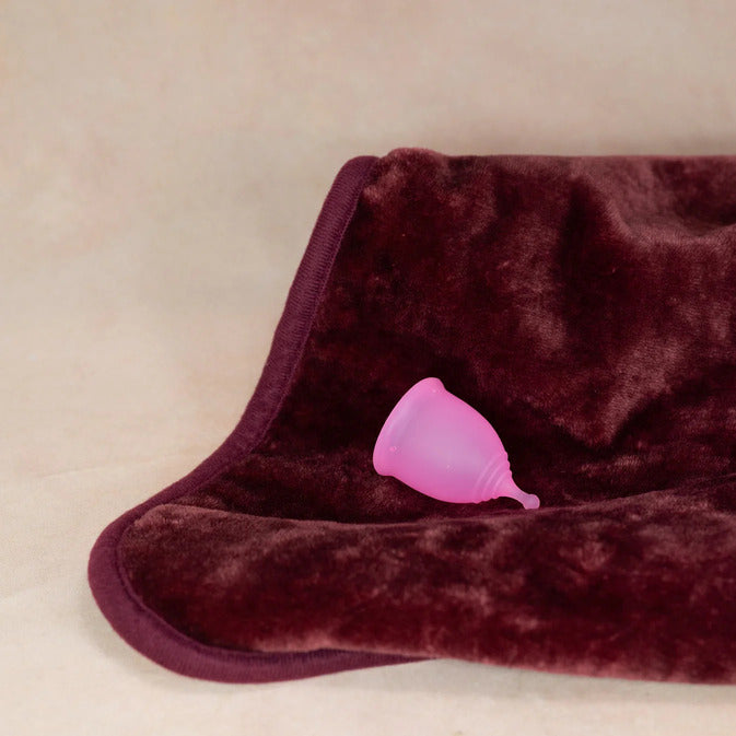 Måneblodspakken – Menstruationskop + Goddess Blanket™